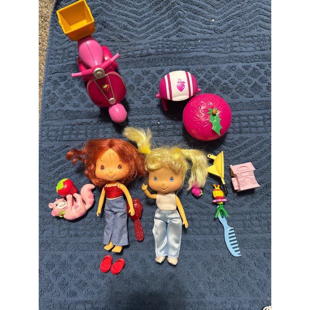 2002 Bandai Strawberry Shortcake and ANGEL CAKE" scooter and misc